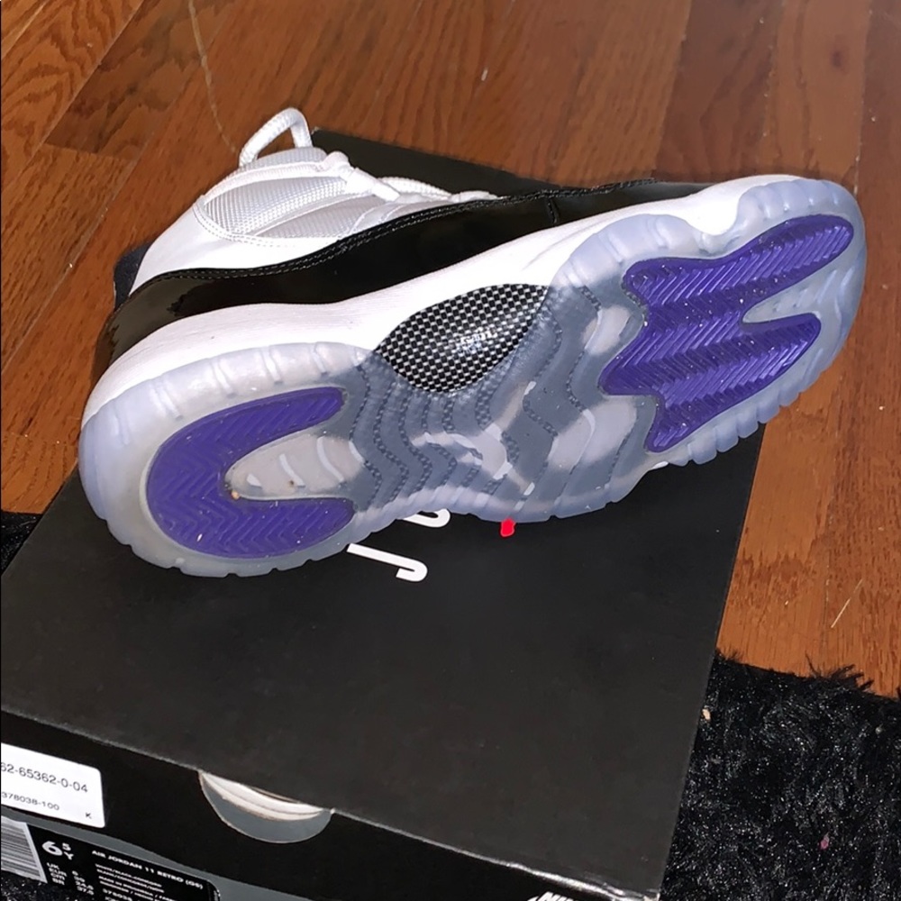 SIZE: 6.5Y JORDAN CONCORDS
